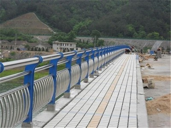 合川不锈钢桥梁护栏的特性及其在现代建筑中的应用